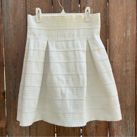 H&M Women’s White Textured Flare Skater Mini Skirt Pull On Size Small - Picture 7 of 11